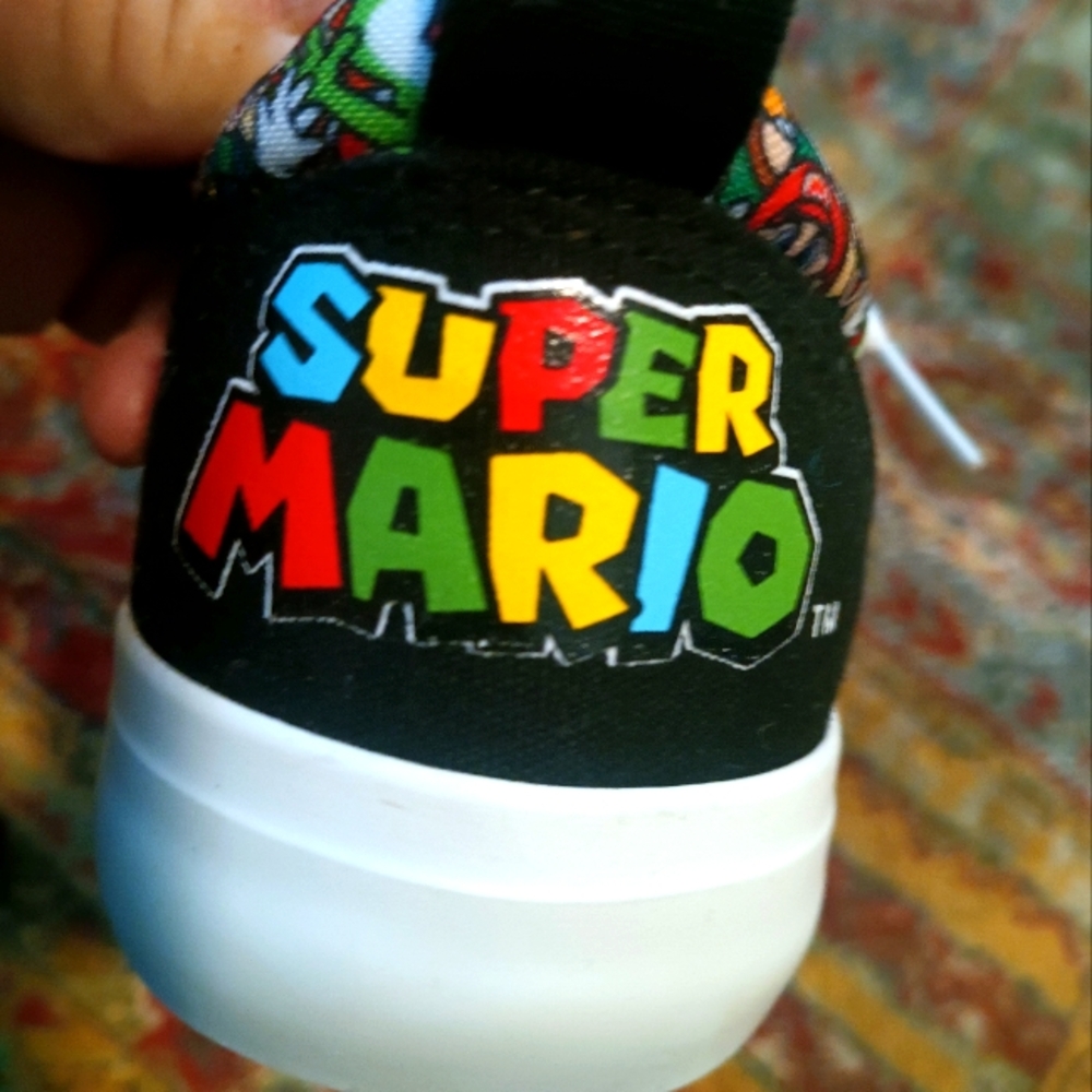 Nintendo Super Mario Bros  Boys Lace Up Low Top Shoes Size 5